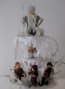 Jahreszeitenständer mit König Winter und anderen saisonalen Figuren