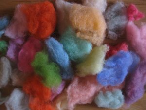 Schafwolle bunt gefärbt mit Seidenpapier