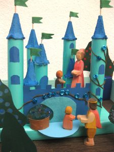 Großaufnahme-Schloss mit Ostheimer Figuren, DIY - gebastelt aus Klopapier- und Küchenrollen, Eierkarton