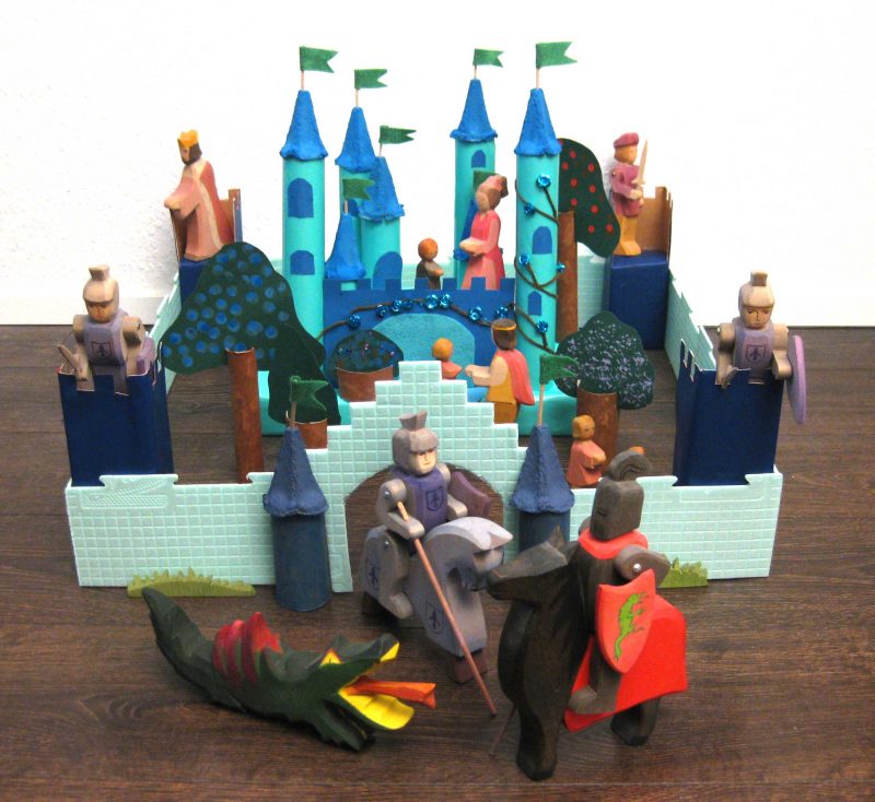 Upcycling - Schloss aus Verpackungsmüll mit Figuren von Ostheimer, DIY , Basteln mit Klopapier- und Küchenrollen