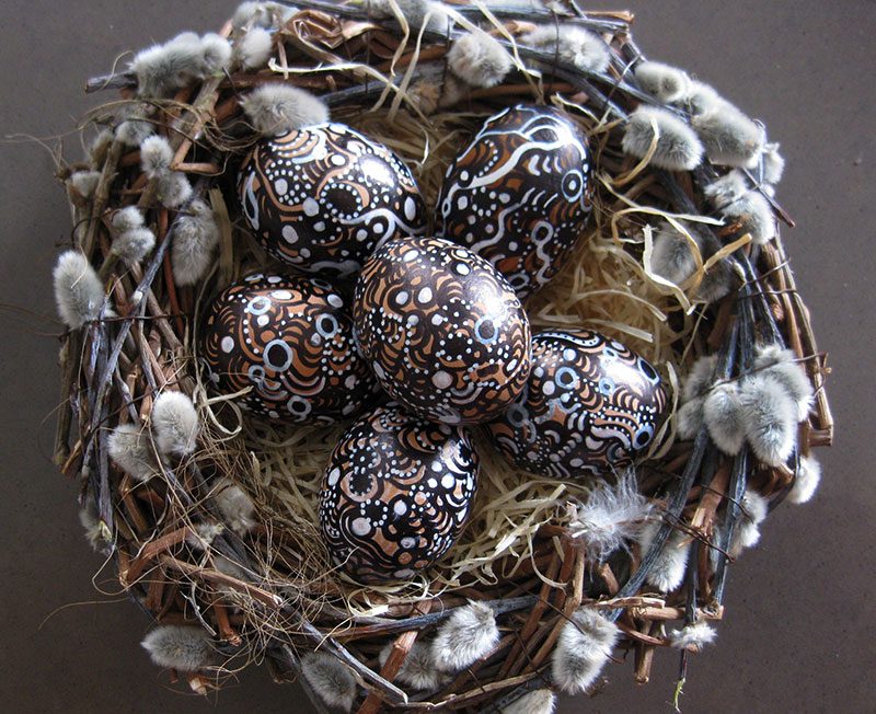 Bemalte Eier im Nest aus Weidenkätzchen