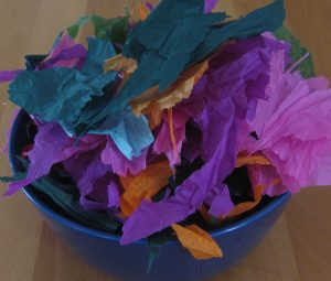 Ein Haufen in Stücke gerissenes Seidenpapier zum Eier färben