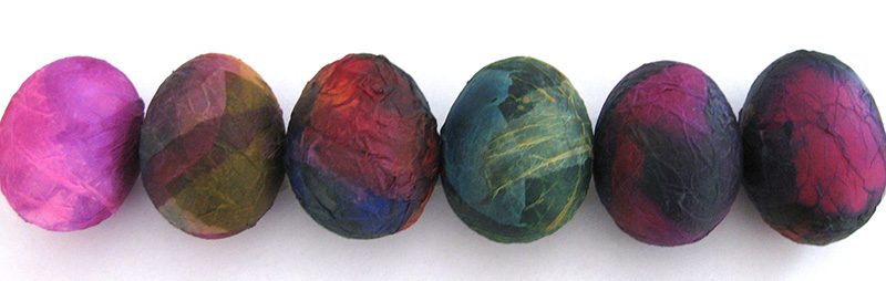 In feuchtem Seidenpapier eingewickelte Eier - Eier färben mit Seidenpapier