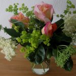 Blumenstrauß Rosen, Holunderblüten und Frauenmantel