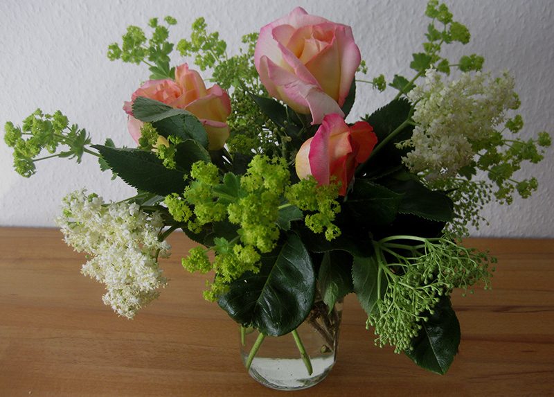 Blumenstrauß Rosen, Holunderblüten und Frauenmantel