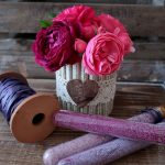 DIY Blumenvase mit Rosen-gefärbter Zucker