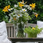 Gelb-weißer Blumenstrauß Lilien und Margeriten