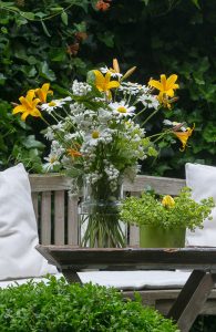 Gelb-weißer Blumenstrauß Lilien und Margeriten