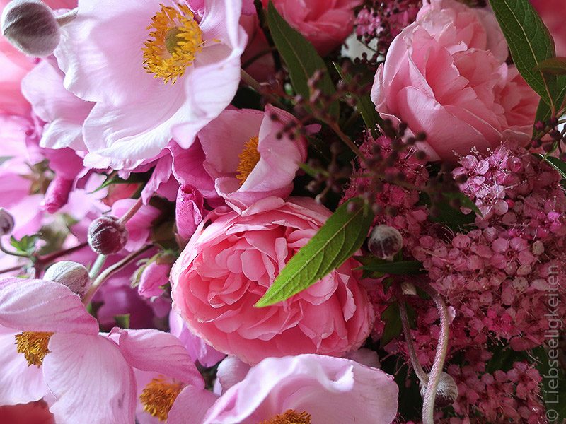 Blumenstrauß - Malvenblüten und Rosen