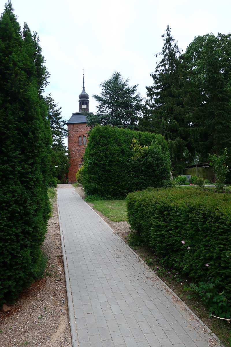 Friedhof mit Kirche-in-Ahrensbök