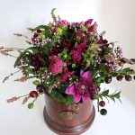 Vase-mit-Blumenstrauß-aus-Dahlien-Thymian-und-Lorbeerkirsche