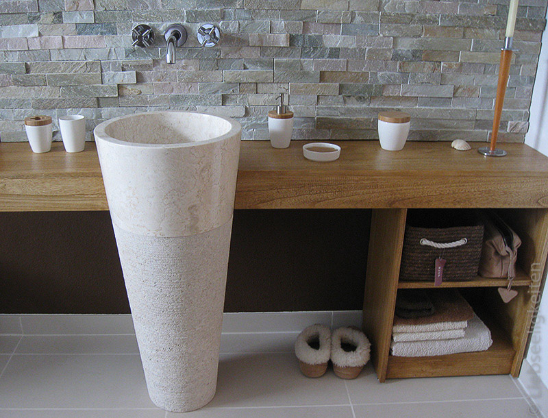 Großer Waschtisch aus Holz mit Standwaschbecken aus Marmor