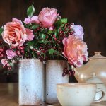 Vasen mit Rosen und Beeren - OktoberRosen - Friday-Flowerday