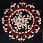 Mandala aus Kürbiskernen und Perlen - Basteln
