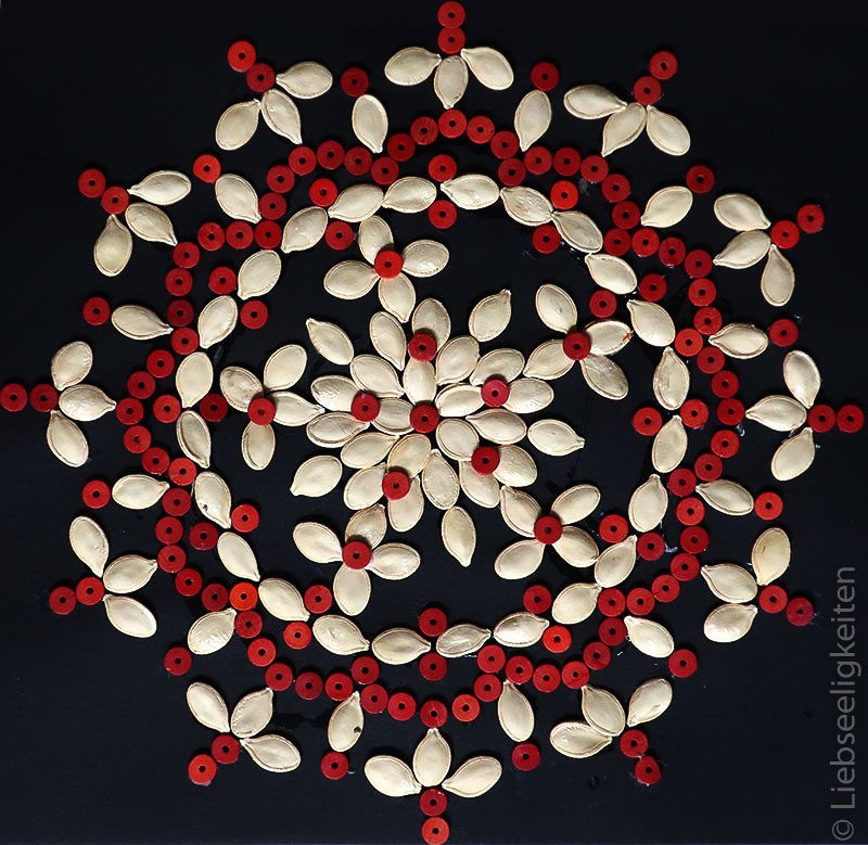 Mandala aus Kürbiskernen und Perlen - Basteln
