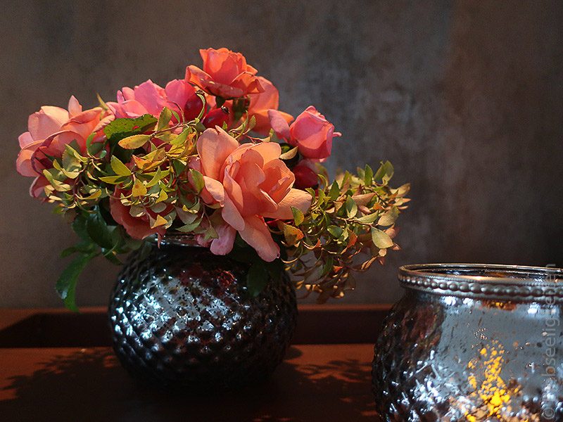 blumenstrauß - vase mit orangen rosen - rosenstrauß - novemberrosen