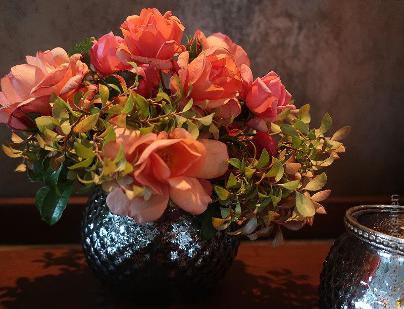 vase mit rosen - rosrnstrauß und kerzenschein - rosen im november