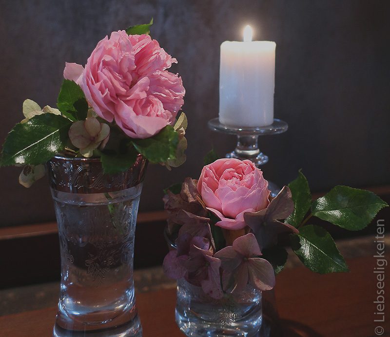 zwei blüten der rose larissa in gläser