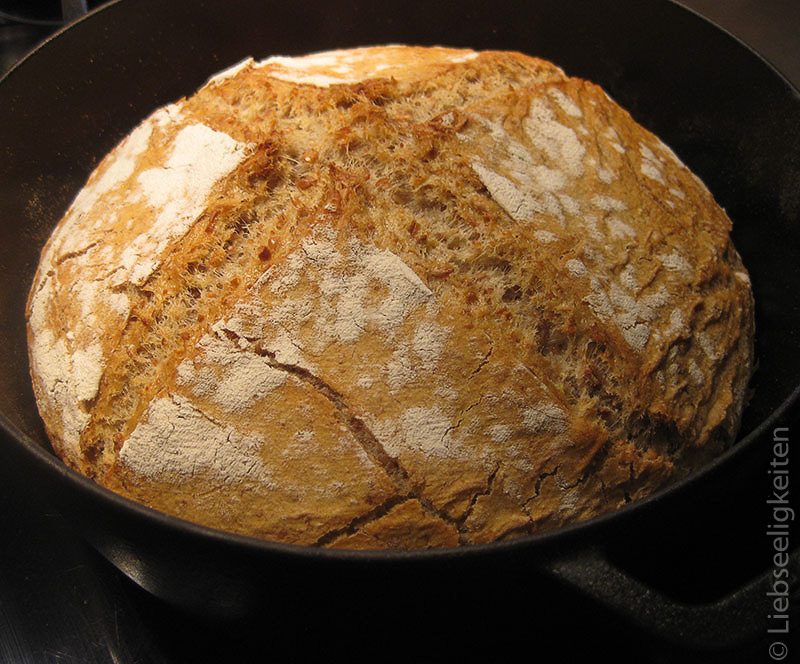 selbstgebackenes Brot im schmortopf