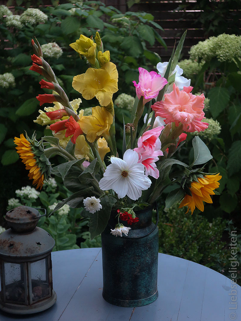 Blumen in der Vase - Gladiolen und Sommerblumen - Blumenstrauß
