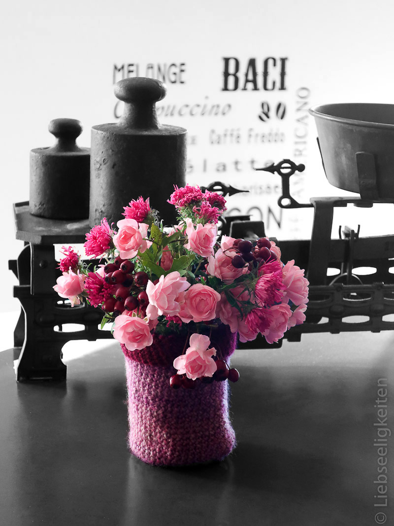 Rosen, Astern und Beeren in der Vase