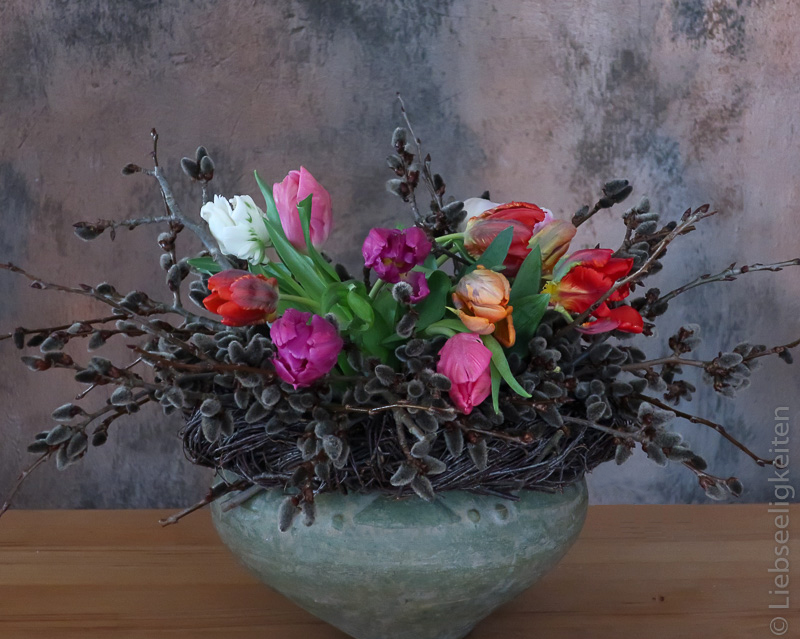 Tulpen und Kätzchen in der Vase - Frühlingsstrauß -