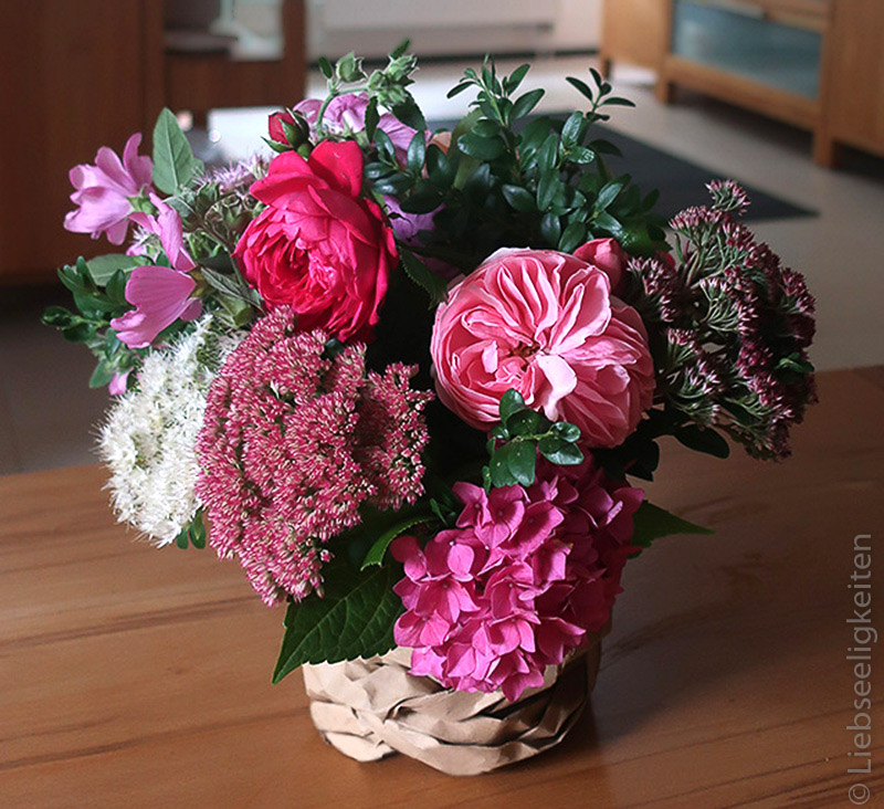 Blumenstrauß mit Rosen, Hortensien und Fette Henne