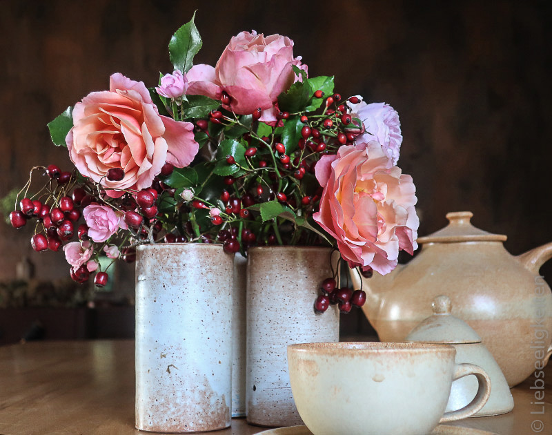 Vasen mit Rosen und Beeren - OktoberRosen - Friday-Flowerday